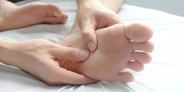 Nguyên nhân đau nhức lòng bàn chân và cách massage giảm đau